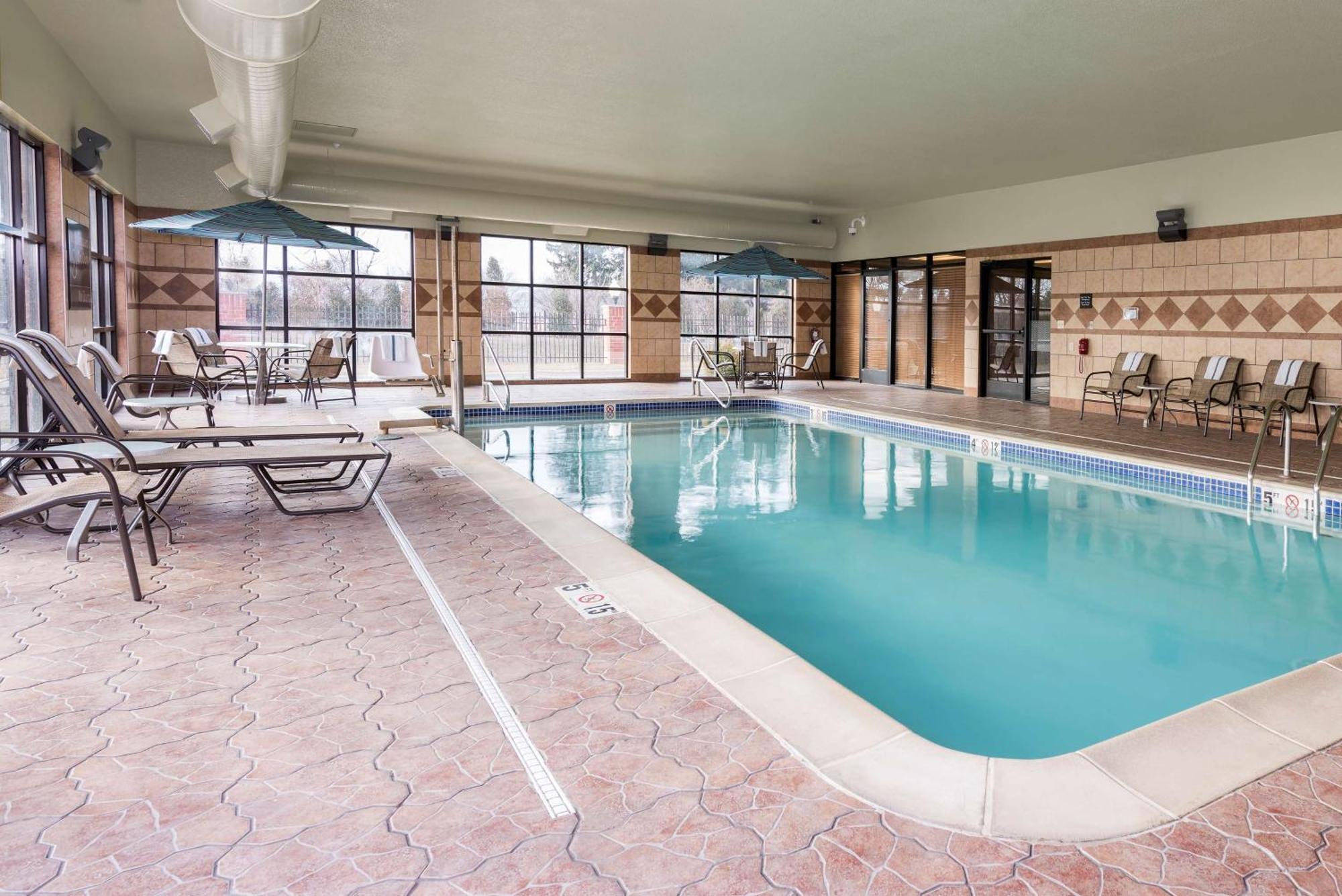 Clinton Township Hampton Inn Detroit Roseville מראה חיצוני תמונה